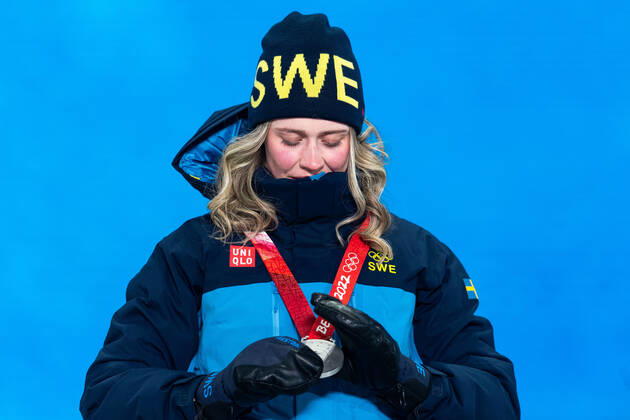 220212 Elvira Öberg of Sweden with her silver medal at the medal ceremony for women?s biathlon 7,5 km sprint during day 8 of the 2022 Winter Olympics on February 12, 2022 in Zhangjiakou. Photo: Vegard Grott BILDBYRAN kod VG VG0239 Olympic Games, Olympische Spiele, Olympia, OS olympics winter olympics os ol olympiska spel vinter-os olympiske leker peking peking 2022 beijing 2022 beijing 2022 olympic games beijing 2022 winter olympic games peking-os beijing-ol vinter-ol bbeng medaljeseremoni medaljceremoni medal ceremony Sverige Sweden Copyright: VEGARDxGRoTT BB220212VG061