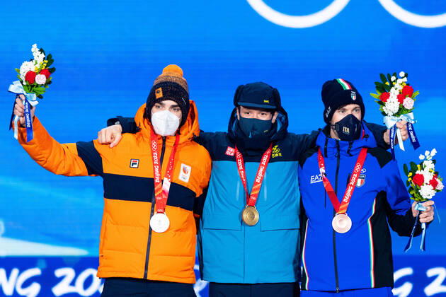 220212 Patrick Roest of Netherlands, Nils van der Poel of Sweden and Davide Ghiotto of Italy at the medal ceremony for men s Speed skating, Eisschnelllauf during day 8 of the 2022 Winter Olympics on February 12, 2022 in Beijing. Photo: Mathias Bergeld BILDBYRAN kod MB MB0332 skridskor speed skating Olympic Games, Olympische Spiele, Olympia, OS olympics winter olympics os ol olympiska spel vinter-os olympiske leker peking peking 2022 beijing 2022 beijing 2022 olympic games beijing 2022 winter olympic games peking-os beijing-ol vinter-ol 8 bbeng medaljceremoni medal ceremony Copyright: MATHIASxBERGELD BB220212MB065