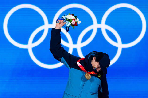 220212 Nils van der Poel with his gold medal at the medal ceremony for men s Speed skating, Eisschnelllauf during day 8 of the 2022 Winter Olympics on February 12, 2022 in Beijing. Photo: Mathias Bergeld BILDBYRAN kod MB MB0332 skridskor speed skating Olympic Games, Olympische Spiele, Olympia, OS olympics winter olympics os ol olympiska spel vinter-os olympiske leker peking peking 2022 beijing 2022 beijing 2022 olympic games beijing 2022 winter olympic games peking-os beijing-ol vinter-ol 8 bbeng medaljceremoni medal ceremony Sverige Sweden Copyright: MATHIASxBERGELD BB220212MB067