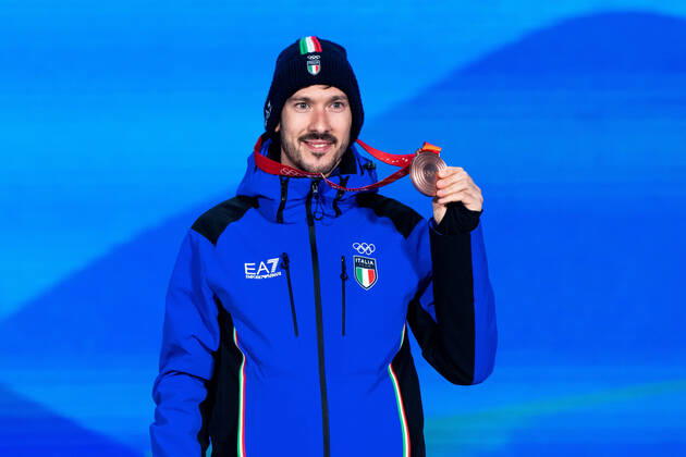 220212 Davide Ghiotto of Italy at the medal ceremony for men s Speed skating, Eisschnelllauf during day 8 of the 2022 Winter Olympics on February 12, 2022 in Beijing. Photo: Mathias Bergeld BILDBYRAN kod MB MB0332 skridskor speed skating Olympic Games, Olympische Spiele, Olympia, OS olympics winter olympics os ol olympiska spel vinter-os olympiske leker peking peking 2022 beijing 2022 beijing 2022 olympic games beijing 2022 winter olympic games peking-os beijing-ol vinter-ol 8 bbeng medaljceremoni medal ceremony Copyright: MATHIASxBERGELD BB220212MB078