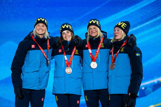 220212 Jonna Sundling, Maja Dahlqvist, Ebba Andersson and Frida Karlsson of Sweden with bronze medals at the medal ceremony for women?s cross-country skiing 4x5 km relay during day 8 of the 2022 Winter Olympics on February 12, 2022 in Zhangjiakou. Photo: Vegard Grott BILDBYRAN kod VG VG0239 Olympic Games, Olympische Spiele, Olympia, OS olympics winter olympics os ol olympiska spel vinter-os olympiske leker peking peking 2022 beijing 2022 beijing 2022 olympic games beijing 2022 winter olympic games peking-os beijing-ol vinter-ol bbeng medaljeseremoni medaljceremoni medal ceremony Sverige Sweden Copyright: VEGARDxGRoTT BB220212VG074
