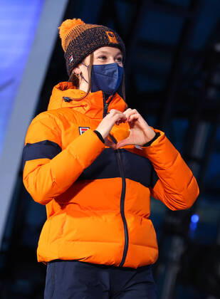 (220212) -- BEIJING, Feb. 12, 2022 -- Gold medalist Suzanne Schulting of the Netherlands poses during the awarding ceremony of short track Speed skating, Eisschnelllauf women s 1,000m at the Beijing Medals Plaza of the Winter Olympics in Beijing, capital of China, Feb. 12, 2022. ) (BEIJING2022)CHINA-BEIJING-OLYMPIC Winter games, Winterspiele,Spiele, Summer games AWARDING CEREMONY (CN) ChengxTingting