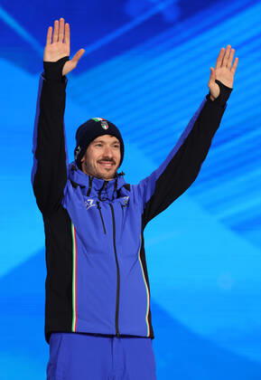 (220212) -- BEIJING, Feb. 12, 2022 -- Bronze medalist Davide Ghiotto of Italy poses during the awarding ceremony of Speed skating, Eisschnelllauf men s 10000m at the Beijing Medals Plaza of the Winter Olympics in Beijing, capital of China, Feb. 12, 2022. ) (BEIJING2022)CHINA-BEIJING-OLYMPIC Winter games, Winterspiele,Spiele, Summer games AWARDING CEREMONY (CN) ChengxTingting 