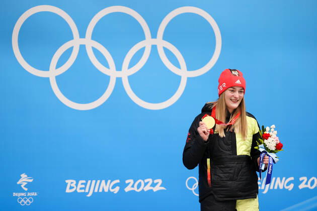Bilder des Jahres 2022, Sport 02 Februar Sport Themen der Woche KW06 BEIJING, CHINA - FEBRUARY 12, 2022: Gold medalist, Hannah Neise of Germany poses for a photograph during an award ceremony for the women s skeleton event at the 2022 Winter Olympic Games, Olympische Spiele, Olympia, OS at the Yanqing National Sliding Centre. Anton Novoderezhkin TASS  TS122C36