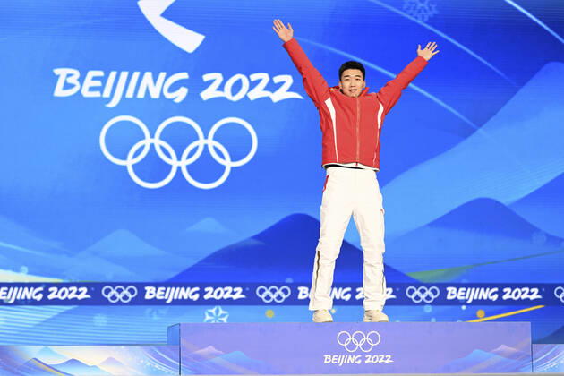 BEIJING, CHINA - FEBRUARY 12: Gold medallist Tingyu Gao of Team China celebrates during the Men s 500m medal ceremony on Day 8 of the Beijing 2022 Winter Olympic Games, Olympische Spiele, Olympia, OS at Beijing Medal Plaza on February 12, 2022 in Beijing, China.  Copyright: xVCGx CFP111368929061 