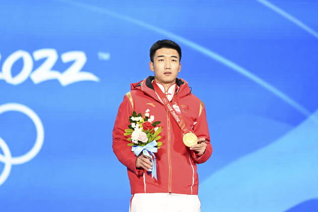 BEIJING, CHINA - FEBRUARY 12: Gold medallist Tingyu Gao of Team China celebrates during the Men s 500m medal ceremony on Day 8 of the Beijing 2022 Winter Olympic Games, Olympische Spiele, Olympia, OS at Beijing Medal Plaza on February 12, 2022 in Beijing, China.  Copyright: xVCGx CFP111368929299 