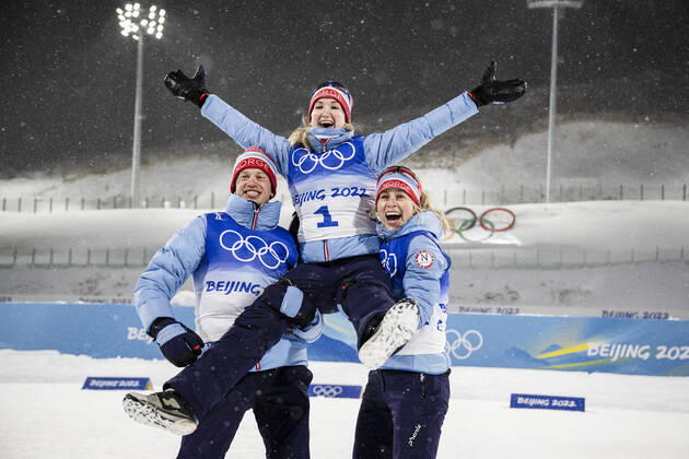 Bilder des Jahres 2022, Sport 02 Februar Sport Themen der Woche KW06 Sport Bilder des Tages 220213 Tarjei Bo, Marte Olsbu Roiseland and Tiril Eckhoff of Norway celebrates after competing in women s biathlon 10 km pursuit during day 9 of the 2022 Winter Olympics on February 13, 2022 in Zhangjiakou. Photo: Vegard Grott BILDBYRAN kod VG JM0281 bbeng skidskytte biathlon skiskyting Olympic Games, Olympische Spiele, Olympia, OS olympics winter olympics os ol olympiska spel vinter-os olympiske leker peking peking 2022 beijing 2022 beijing 2022 olympic games beijing 2022 winter olympic games peking-os beijing-ol vinter-ol jaktstart dam jubel norge Copyright: VEGARDxGRoTT BB220213VG083