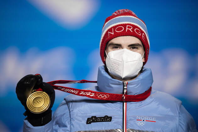 220213 Marius Lindvik of Norway celebrates with his gold medal at the medal ceremony for men s Ski jumping, Skispringen, Ski, nordisch large hill individual during day 9 of the 2022 Winter Olympics on February 13, 2022 in Zhangjiakou. Photo: Jon Olav Nesvold BILDBYRAN COP 217 JE0041 Olympic Games, Olympische Spiele, Olympia, OS olympics winter olympics os ol olympiska spel vinter-os olympiske leker peking peking 2022 beijing 2022 beijing 2022 olympic games beijing 2022 winter olympic games peking-os beijing-ol vinter-ol 9 bbeng norge jubel guld Copyright: JONxOLAVxNESVOLD BB220213JE115