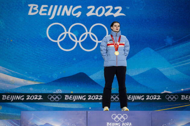 220213 Marius Lindvik of Norway with his gold medal at the medal ceremony for men s Ski jumping, Skispringen, Ski, nordisch large hill individual during day 9 of the 2022 Winter Olympics on February 13, 2022 in Zhangjiakou. Photo: Jon Olav Nesvold BILDBYRAN COP 217 JE0041 Olympic Games, Olympische Spiele, Olympia, OS olympics winter olympics os ol olympiska spel vinter-os olympiske leker peking peking 2022 beijing 2022 beijing 2022 olympic games beijing 2022 winter olympic games peking-os beijing-ol vinter-ol 9 bbeng norge jubel guld Copyright: JONxOLAVxNESVOLD BB220213JE116