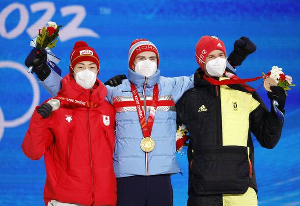 Beijing Olympics: Ski jumping, Skispringen, Ski, nordisch (From L) silver medalist Ryoyu Kobayashi of Japan, gold medalist Marius Lindvik of Norway and bronze medalist Karl Geiger of Germany pose for a photo during the medal ceremony for the men s large hill individual ski jumping at the Beijing Winter Olympics on Feb. 13, 2022, in Zhangjiakou, China.  A14AA0001238447P