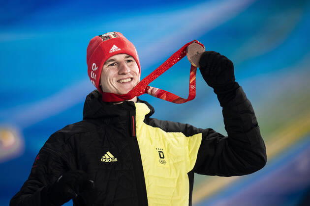 Sport Themen der Woche KW06 Sport Bilder des Tages 220213 Karl Geiger of Germany celebrates with his bronze medal at the medal ceremony for men s Ski jumping, Skispringen, Ski, nordisch large hill individual during day 9 of the 2022 Winter Olympics on February 13, 2022 in Zhangjiakou. Photo: Jon Olav Nesvold BILDBYRAN COP 217 JE0041 Olympic Games, Olympische Spiele, Olympia, OS olympics winter olympics os ol olympiska spel vinter-os olympiske leker peking peking 2022 beijing 2022 beijing 2022 olympic games beijing 2022 winter olympic games peking-os beijing-ol vinter-ol 9 bbeng norge jubel guld Copyright: JONxOLAVxNESVOLD BB220213JE124