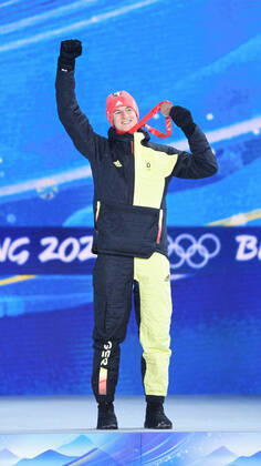 (220213) -- ZHANGJIAKOU, Feb. 13, 2022 -- Bronze medalist Karl Geiger of Germany poses during the awarding ceremony of Ski jumping, Skispringen, Ski, nordisch men s large hill individual at Zhangjiakou Medals Plaza of the Winter Olympics in Zhangjiakou, north China s Hebei Province, Feb. 13, 2022. ) (BEIJING2022)CHINA- ZHANGJIAKOU-OLYMPIC Winter games, Winterspiele,Spiele, Summer games AWARDING CEREMONY (CN) DaixTianfang