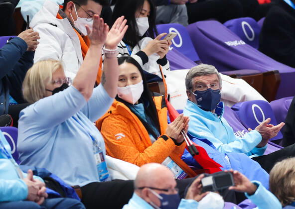 (220213) -- BEIJING, Feb. 13, 2022 -- International Olympic Committee (IOC) president Thomas Bach (1st R) watches the men s 500m short track Speed skating, Eisschnelllauf final at Capital Indoor Stadium in Beijing, capital of China, Feb. 13, 2022. ) (BEIJING 2022)CHINA-BEIJING-OLYMPIC Winter games, Winterspiele,Spiele, Summer games SHORT TRACK SPEED SKATING (CN) LanxHongguang