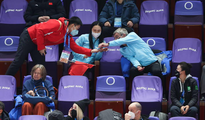 (220213) -- BEIJING, Feb. 13, 2022 -- International Olympic Committee (IOC) president Thomas Bach (R) shares hand sanitizer with China s gold medalist Gao Tingyu (L) and IOC member Zhang Hong during short track Speed skating, Eisschnelllauf events at Capital Indoor Stadium in Beijing, capital of China, Feb. 13, 2022. ) (BEIJING2022)CHINA-BEIJING-OLYMPIC Winter games, Winterspiele,Spiele, Summer games SHORT TRACK SPEED SKATING-IOC-BACH (CN) CaoxCan