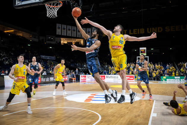 Bilder des Jahres 2022, Sport 02 Februar Sport Themen der Woche KW06 Sport Bilder des Tages Basketball Berlin 13.02.2022 Saison 2021 2022 easyCredit-BBL 1. Bundesliga Alba Berlin - HAKRO Merlins Crailsheim Terrell Harris (Crailsheim, No.08) Javel Zoosman (Alba Berlin, No.50)