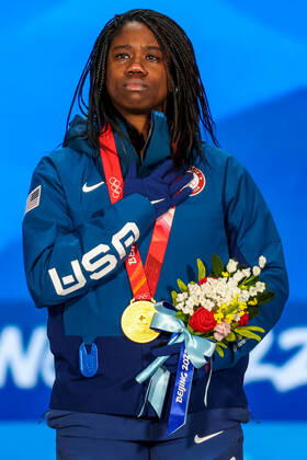 Sport Bilder des Tages BEIJING, CHINA - FEBRUARY 14, 2022: Gold medalist, Erin Jackson of the USA attends an award ceremony for the women s 500m Speed skating, Eisschnelllauf event at the 2022 Winter Olympic Games, Olympische Spiele, Olympia, OS at the Medals Plaza. Anton Novoderezhkin TASS  TS12314F
