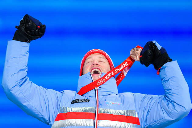 Sport Bilder des Tages 220214 Tarjei Bo of Norway celebrate at the medal ceremony for men s biathlon 10 km sprint during day 10 of the 2022 Winter Olympics on February 14, 2022 in Zhangjiakou. Photo: Joel Marklund BILDBYRAN kod JM JM0284 bbeng Olympic Games, Olympische Spiele, Olympia, OS olympics winter olympics os ol olympiska spel vinter-os olympiske leker peking peking 2022 beijing 2022 beijing 2022 olympic games beijing 2022 winter olympic games peking-os beijing-ol vinter-ol medaljceremoni medaljeseremoni celebration jubel norge norway brons Copyright: JOELxMARKLUND BB220214JM039