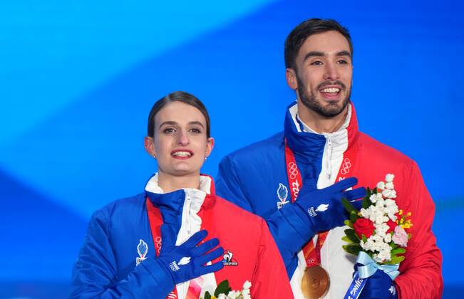 China Olympics 2022 Medal Ceremony 8114566 14.02.2022 Gold medalists France s Gabriella Papadakis and Guillaume Cizeron celebrate on the podium during the medal ceremony for the ice dance Figure skating, Eiskunstlauf event during the Beijing 2022 Winter Olympic Games, Olympische Spiele, Olympia, OS at the Medals Plaza in Beijing, China. Alexander Vilf Sputnik Beijing China  Copyright: xAlexanderxVilfx