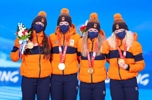 (220214) -- BEIJING, Feb. 14, 2022 -- Gold medalists of the Netherlands pose during the awarding ceremony of short track Speed skating, Eisschnelllauf women s 3000m relay at the Beijing Medals Plaza of the Winter Olympics in Beijing, capital of China, Feb. 14, 2022. ) (BEIJING2022)CHINA-BEIJING-OLYMPIC Winter games, Winterspiele,Spiele, Summer games AWARDING CEREMONY (CN) YangxLei 