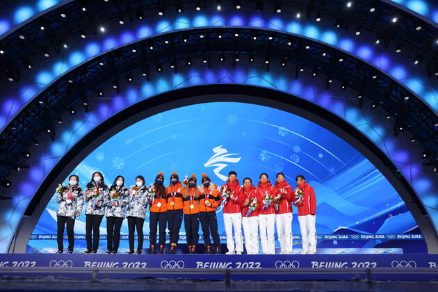 (220214) -- BEIJING, Feb. 14, 2022 -- Gold medalists of the Netherlands (C), silver medalists of South Korea (L) and bronze medalists of China pose during the awarding ceremony of short track Speed skating, Eisschnelllauf women s 3000m relay at the Beijing Medals Plaza of the Winter Olympics in Beijing, capital of China, Feb. 14, 2022. ) (BEIJING2022)CHINA-BEIJING-OLYMPIC Winter games, Winterspiele,Spiele, Summer games AWARDING CEREMONY (CN) CaoxCan