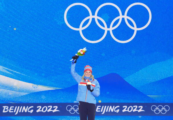 (220214) -- ZHANGJIAKOU, Feb. 14, 2022 -- Gold medalist Marte Olsbu Roeiseland of Norway poses during the awarding ceremony of biathlon women s 10km pursuit at Zhangjiakou Medals Plaza of the Winter Olympics in Zhangjiakou, north China s Hebei Province, Feb. 14, 2022. ) (BEIJING2022)CHINA- ZHANGJIAKOU-OLYMPIC Winter games, Winterspiele,Spiele, Summer games AWARDING CEREMONY (CN) DingxTing 