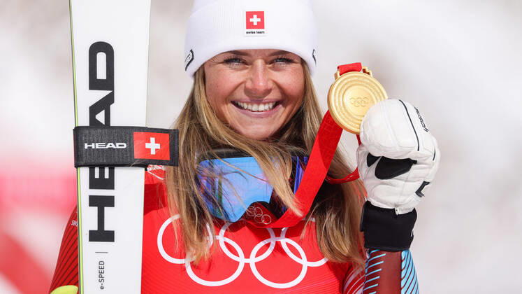 Bilder des Jahres 2022, Sport 02 Februar Sport Themen der Woche KW 07 Sport Bilder des Tages OLYMPICS - Winter Olympic Games, Olympische Spiele, Olympia, OS Beijing 2022 YANQING,CHINA,15.FEB.22 - OLYMPICS, ALPINE SKIING - Winter Olympic Games Beijing 2022, downhill, ladies. Image shows the rejoicing of Corinne Suter (SUI). Keywords: medal.  GEPAxpictures xDanielxGoetzhaber