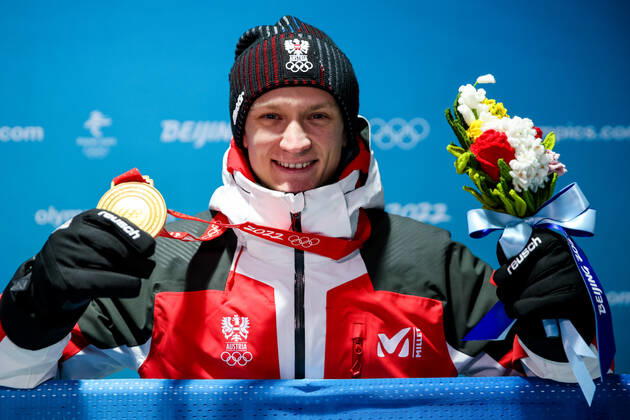 OLYMPICS - Winter Olympic Games, Olympische Spiele, Olympia, OS Beijing 2022 ZHANGJIAKOU,CHINA,15.FEB.22 - OLYMPICS, NORDIC SKIING, Ski jumping, Skispringen, Ski, nordisch - Winter Olympic Games Beijing 2022, large hill, men, team event, award ceremony. Image shows the rejoicing of Daniel Huber (AUT). Keywords: medal. GEPAxpictures xMaticxKlansek