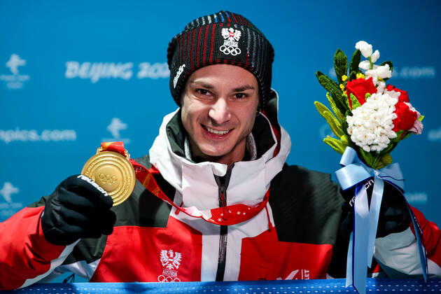 OLYMPICS - Winter Olympic Games, Olympische Spiele, Olympia, OS Beijing 2022 ZHANGJIAKOU,CHINA,15.FEB.22 - OLYMPICS, NORDIC SKIING, Ski jumping, Skispringen, Ski, nordisch - Winter Olympic Games Beijing 2022, large hill, men, team event, award ceremony. Image shows the rejoicing of Manuel Fettner (AUT). Keywords: medal. GEPAxpictures xMaticxKlansek