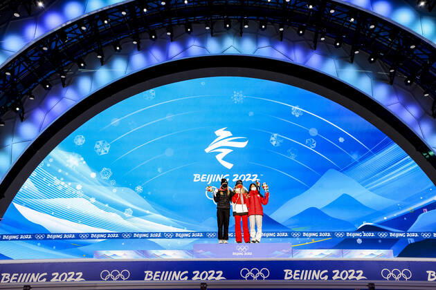 OLYMPICS - Winter Olympic Games, Olympische Spiele, Olympia, OS Beijing 2022 BEIJING,CHINA,15.FEB.22 - OLYMPICS, SNOWBOARDING - Winter Olympic Games Beijing 2022, Big Air, ladies, award ceremony. Image shows Zoi Sadowski Synnott (NZL), Anna Gasser (AUT) and Kokomo Murase (JPN). Keywords: medal. GEPAxpictures xPatrickxSteiner