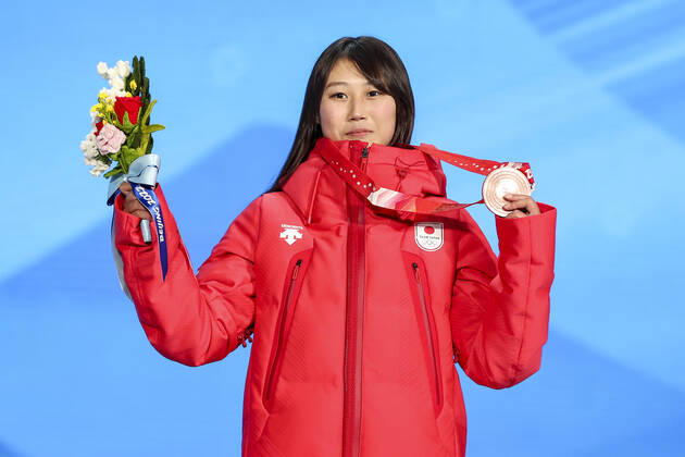 OLYMPICS - Winter Olympic Games, Olympische Spiele, Olympia, OS Beijing 2022 BEIJING,CHINA,15.FEB.22 - OLYMPICS, SNOWBOARDING - Winter Olympic Games Beijing 2022, Big Air, ladies, award ceremony. Image shows Kokomo Murase (JPN). Keywords: medal.  GEPAxpictures xPatrickxSteiner