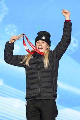 OLYMPICS - Winter Olympic Games, Olympische Spiele, Olympia, OS Beijing 2022 BEIJING,CHINA,15.FEB.22 - OLYMPICS, SNOWBOARDING - Winter Olympic Games Beijing 2022, Big Air, ladies, award ceremony. Image shows the rejoicing of Zoi Sadowski Synnott (NZL). Keywords: medal.  GEPAxpictures xPatrickxSteiner