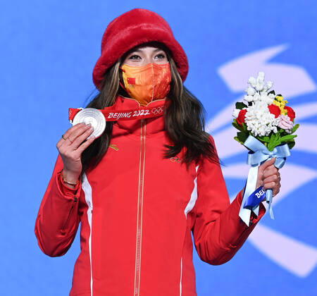 (220215) -- ZHANGJIAKOU, Feb. 15, 2022 -- Silver medlaist Gu Ailing of China poses during the awarding ceremony of freestyle skiing women s freeski slopestyle at Zhangjiakou Medals Plaza of the Winter Olympics in Zhangjiakou, north China s Hebei Province, Feb. 15, 2022. ) (BEIJING2022)CHINA- ZHANGJIAKOU-OLYMPIC Winter games, Winterspiele,Spiele, Summer games AWARDING CEREMONY (CN) HuxHuhu 