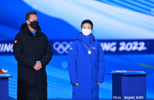 (220215) -- BEIJING, Feb. 15, 2022 -- International Olympic Committee (IOC) member Li Lingwei presents medals during the awarding ceremony of the men s snowboard big air at the Beijing Medals Plaza of the Winter Olympics in Beijing, capital of China, Feb. 15, 2022. ) (BEIJING2022)CHINA-BEIJING-OLYMPIC Winter games, Winterspiele,Spiele, Summer games AWARDING CEREMONY (CN) HuangxZongzhi