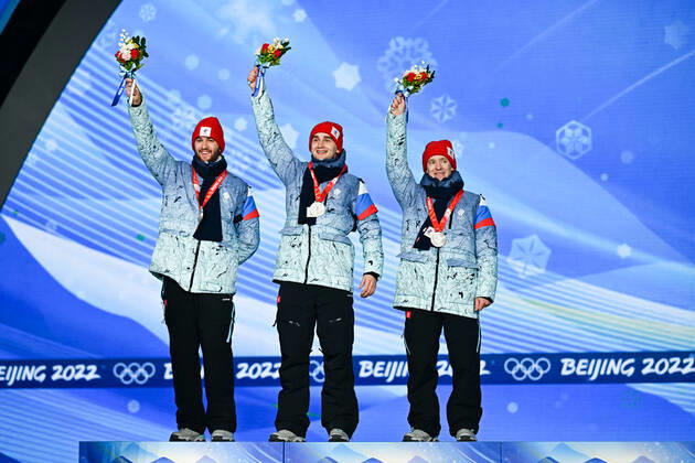 (220215) -- BEIJING, Feb. 15, 2022 -- Silver medalists of ROC pose for a photo during the awarding ceremony of the Speed skating, Eisschnelllauf men s team pursuit at the Beijing Medals Plaza of the Winter Olympics in Beijing, capital of China, Feb. 15, 2022. ) (BEIJING2022)CHINA-BEIJING-OLYMPIC Winter games, Winterspiele,Spiele, Summer games AWARDING CEREMONY (CN) LixHe 