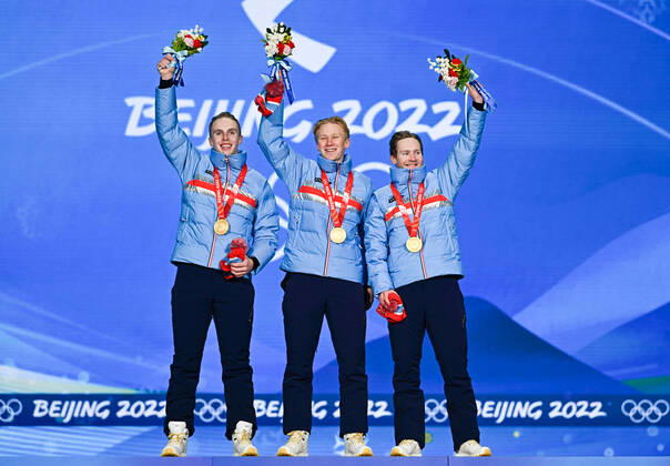 (220215) -- BEIJING, Feb. 15, 2022 -- Gold medalists of Norway pose for a photo during the awarding ceremony of the Speed skating, Eisschnelllauf men s team pursuit at the Beijing Medals Plaza of the Winter Olympics in Beijing, capital of China, Feb. 15, 2022. ) (BEIJING2022)CHINA-BEIJING-OLYMPIC Winter games, Winterspiele,Spiele, Summer games AWARDING CEREMONY (CN) LixHe 