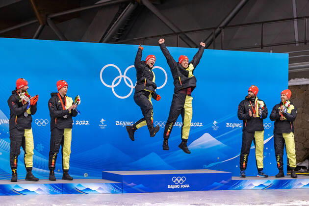 Bilder des Jahres 2022, Sport 02 Februar Sport Themen der Woche KW 07 CHN, Olympische Winterspiele, Peking 2022 15.02.2022, National Sliding Centre, Yanqing, CHN, Olympische Winterspiele, Peking 2022, Bob, Zweierbob, Herren, Medaillen Zeremonie, im Bild v.l. Silbermedaillengewinner Johannes Lochner mit Florian Bauer (GER), Goldmedaillengewinner und Olympiasieger Francesco Friedrich mit Thorsten Margis (GER), Bronzemedaillengewinner Christoph Hafer mit Matthias Sommer (GER) Left to right: Silver medalist Johannes Lochner with Florian Bauer of Germany Gold medalist and Olympic champion Francesco Friedrich with Thorsten Margis of Germany Bronze medalist Christoph Hafer with Matthias Sommer of Germany during the Medal Award Ceremony of men Doubles Bobsleigh Competition for the Winter Olympic Games, Olympische Spiele, Olympia, OS Beijing 2022. National Sliding Centre in Yanqing, China on 2022 02 15. Yanqing China National Sliding Centre