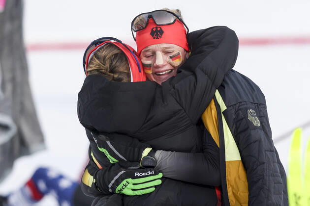 OLYMPICS - Winter Olympic Games, Olympische Spiele, Olympia, OS Beijing 2022 BEIJING,CHINA,15.FEB.22 - OLYMPICS, SNOWBOARDING - Winter Olympic Games Beijing 2022, Big Air, ladies. Image shows Katharina Hennig and Victoria Carl (GER).  GEPAxpictures xPatrickxSteiner