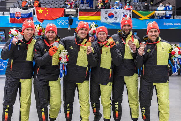 CHN, Olympische Winterspiele, Peking 2022 15.02.2022, National Sliding Centre, Yanqing, CHN, Olympische Winterspiele, Peking 2022, Bob, Zweierbob, Herren, Medaillen Zeremonie, im Bild v.l. Silbermedaillengewinner Johannes Lochner mit Florian Bauer (GER), Goldmedaillengewinner und Olympiasieger Francesco Friedrich mit Thorsten Margis (GER), Bronzemedaillengewinner Christoph Hafer mit Matthias Sommer (GER) Left to right: Silver medalist Johannes Lochner with Florian Bauer of Germany Gold medalist and Olympic champion Francesco Friedrich with Thorsten Margis of Germany Bronze medalist Christoph Hafer with Matthias Sommer of Germany during the Medal Award Ceremony of men Doubles Bobsleigh Competition for the Winter Olympic Games, Olympische Spiele, Olympia, OS Beijing 2022. National Sliding Centre in Yanqing, China on 2022 02 15. Yanqing China National Sliding Centre