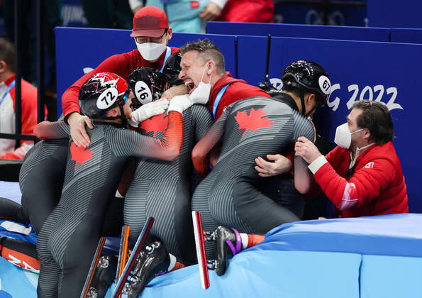 Bilder des Jahres 2022, Sport 02 Februar Sport Themen der Woche KW 07 Sport Bilder des Tages (220216) -- BEIJING, Feb. 16, 2022 -- Team Canada celebrate after winning the gold medal in the men s 5,000m relay final of short track Speed skating, Eisschnelllauf at Capital Indoor Stadium in Beijing, capital of China, Feb. 16, 2022. ) (BEIJING2022)CHINA-BEIJING-OLYMPIC Winter games, Winterspiele,Spiele, Summer games SHORT TRACK SPEED SKATING (CN) LanxHongguang