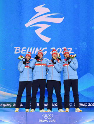 (220216) -- ZHANGJIAKOU, Feb. 16, 2022 -- Gold medalists of Norway pose during the awarding ceremony of biathlon men s 4x7.5km relay at Zhangjiakou Medals Plaza of the Winter Olympics in Zhangjiakou, north China s Hebei Province, Feb. 16, 2022. ) (BEIJING2022)CHINA-ZHANGJIAKOU-OLYMPIC Winter games, Winterspiele,Spiele, Summer games AWARDING CEREMONY-BIATHLON (CN) FengxKaihua 