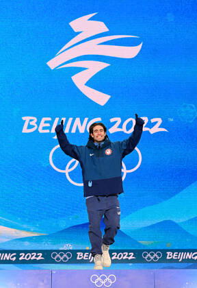 BEIJING 2022, Ski Freestyle, Slopestyle Männer, Siegerehrung (220216) -- ZHANGJIAKOU, Feb. 16, 2022 -- Gold medalist Alexander Hall of the United States poses during the awarding ceremony of freestyle skiing men s freeski slopestyle at Zhangjiakou Medals Plaza of the Winter Olympics in Zhangjiakou, north China s Hebei Province, Feb. 16, 2022. ) (BEIJING2022)CHINA-ZHANGJIAKOU-OLYMPIC Winter games, Winterspiele,Spiele, Summer games AWARDING CEREMONY-FREESTYLE SKIING (CN) FengxKaihua