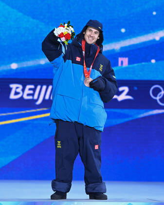 BEIJING 2022, Ski Freestyle, Slopestyle Männer, Siegerehrung (220216) -- ZHANGJIAKOU, Feb. 16, 2022 -- Bronze medalist Jesper Tjader of Sweden poses during the awarding ceremony of freestyle skiing men s freeski slopestyle at Zhangjiakou Medals Plaza of the Winter Olympics in Zhangjiakou, north China s Hebei Province, Feb. 16, 2022. ) (BEIJING2022)CHINA-ZHANGJIAKOU-OLYMPIC Winter games, Winterspiele,Spiele, Summer games AWARDING CEREMONY-FREESTYLE SKIING (CN) DaixTianfang