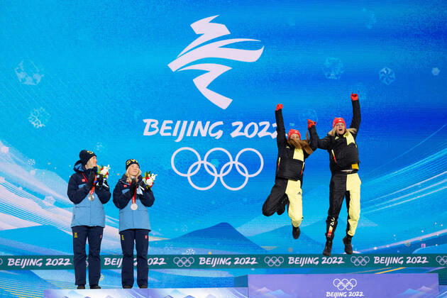 220217 Maja Dahlqvist and Jonna Sundling of Sweden look at Katharina Hennig and Victoria Carl of Germany as the jump ont the podium at the medal ceremony for women s cross-country skiing team sprint during day 13 of the 2022 Winter Olympics on February 17, 2022 in Zhangjiakou. Photo: Vegard Grott BILDBYRAN kod VG JM0291 bbeng Olympic Games, Olympische Spiele, Olympia, OS olympics winter olympics os ol olympiska spel vinter-os olympiske leker peking peking 2022 beijing 2022 beijing 2022 olympic games beijing 2022 winter olympic games peking-os beijing-ol vinter-ol medaljceremoni medaljeseremoni sprint teamsprint sverige tyskland Copyright: VEGARDxGRoTT BB220217VG001