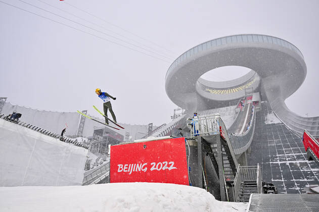 (220217) -- ZHANGJIAKOU, Feb. 17, 2022 -- Espen Andersen of Norway competes during Ski jumping, Skispringen, Ski, nordisch competition round of nordic combined team gundersen large hill 4x5km at the National Ski Jumping Centre in Zhangjiakou, north China s Hebei Province, Feb. 17, 2022. ) (BEIJING2022) CHINA-ZHANGJIAKOU-OLYMPIC Winter games, Winterspiele,Spiele, Summer games NORDIC COMBINED (CN) JiangxKehong
