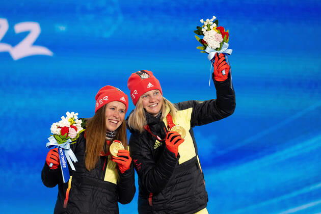 Bilder des Jahres 2022, Sport 02 Februar Sport Themen der Woche KW 07 Sport Bilder des Tages 220217 Katharina Hennig and Victoria Carl of Germany with their gold medals at the medal ceremony for women s cross-country skiing team sprint during day 13 of the 2022 Winter Olympics on February 17, 2022 in Zhangjiakou. Photo: Vegard Grott BILDBYRAN kod VG JM0291 bbeng Olympic Games, Olympische Spiele, Olympia, OS olympics winter olympics os ol olympiska spel vinter-os olympiske leker peking peking 2022 beijing 2022 beijing 2022 olympic games beijing 2022 winter olympic games peking-os beijing-ol vinter-ol medaljceremoni medaljeseremoni sprint teamsprint tyskland gold guld jubel Copyright: VEGARDxGRoTT BB220217VG016