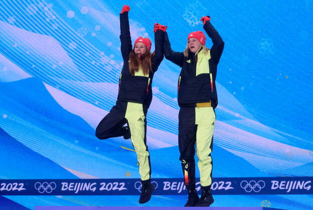 ZHANGJIAKOU, CHINA - FEBRUARY 17, 2022: Cross-country skiers Katharina Hennig (L) and Victoria Carl of Germany celebrate their gold medals during the women s team sprint classical victory ceremony at the Medal Plaza as part of the 2022 Winter Olympic Games, Olympische Spiele, Olympia, OS Stanislav Krasilnikov TASS  TS123CD6