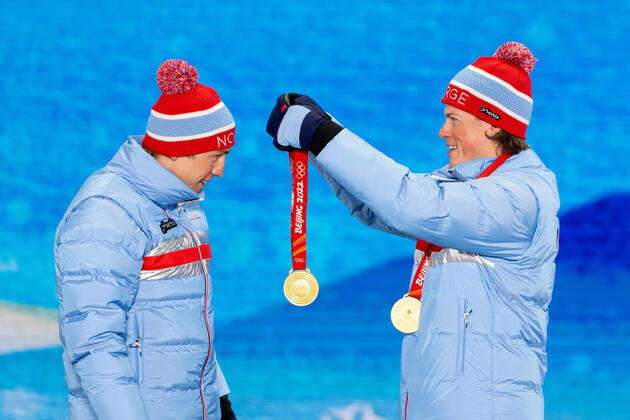 220217 Erik Valnes and Johannes Hosflot Klaebo of Norway with their gold medals at the medal ceremony for men s cross-country skiing team sprint during day 13 of the 2022 Winter Olympics on February 17, 2022 in Zhangjiakou. Photo: Vegard Grott BILDBYRAN kod VG JM0291 bbeng Olympic Games, Olympische Spiele, Olympia, OS olympics winter olympics os ol olympiska spel vinter-os olympiske leker peking peking 2022 beijing 2022 beijing 2022 olympic games beijing 2022 winter olympic games peking-os beijing-ol vinter-ol medaljceremoni medaljeseremoni norge jubel guld gold Copyright: VEGARDxGRoTT BB220217VG018