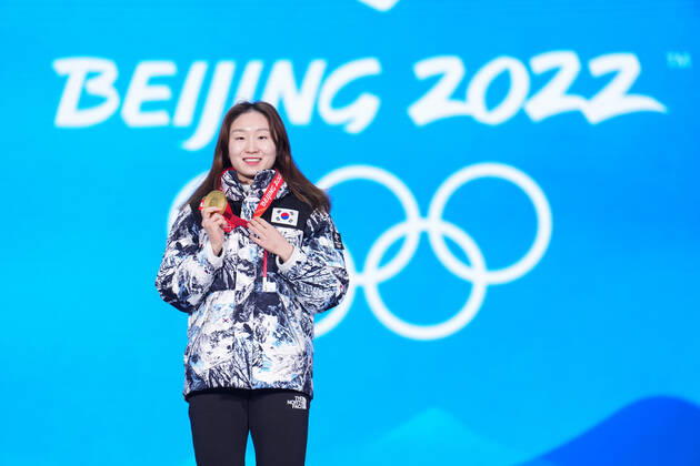 (220217) -- BEIJING, Feb. 17, 2022 -- Gold medalist Choi Minjeong of South Korea poses during the awarding ceremony of short track Speed skating, Eisschnelllauf women s 1500m at the Beijing Medals Plaza of the Winter Olympics in Beijing, capital of China, Feb. 17, 2022. ) (BEIJING2022)CHINA-BEIJING-OLYMPIC Winter games, Winterspiele,Spiele, Summer games AWARDING CEREMONY-SHORT TRACK SPEED SKATING (CN) JuxHuanzong 