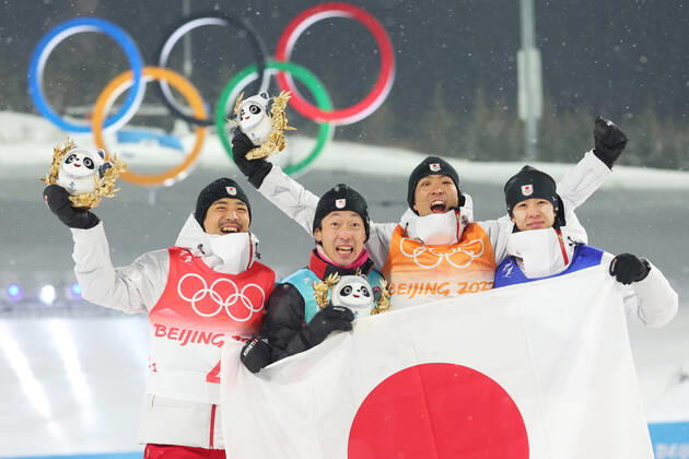 Sport Bilder des Tages (L to R) Yoshito Watabe, Hideaki Nagai, Akito Watabe, Ryota Yamamoto (JPN), FEBRUARY 17, 2022 - Nordic Combined : Team LH 45km Flower Ceremony during the Beijing 2022 Olympic Winter games, Winterspiele,Spiele, Summer games at National Cross-Country Centre in Zhangjiakou, Hebei, China. (180990711)