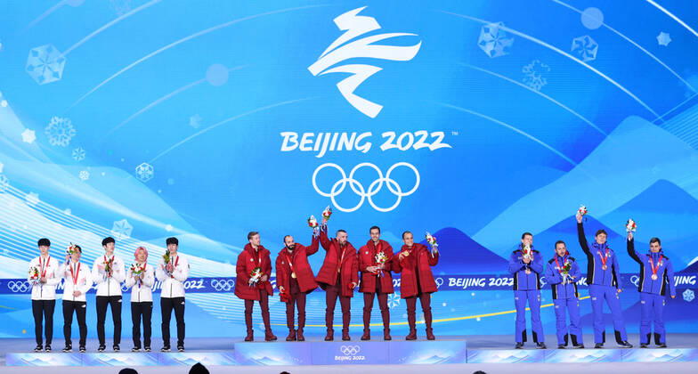 (220217) -- BEIJING, Feb. 17, 2022 -- Gold medalists Team Canada (C), silver medalists Team South Korea (L) and bronze medalists Team Italy react during the awarding ceremony of short track Speed skating, Eisschnelllauf men s 5000m relay at the Beijing Medals Plaza of the Winter Olympics in Beijing, capital of China, Feb. 17, 2022. ) (BEIJING2022)CHINA-BEIJING-OLYMPIC Winter games, Winterspiele,Spiele, Summer games AWARDING CEREMONY-SHORT TRACK SPEED SKATING (CN) YangxLei 
